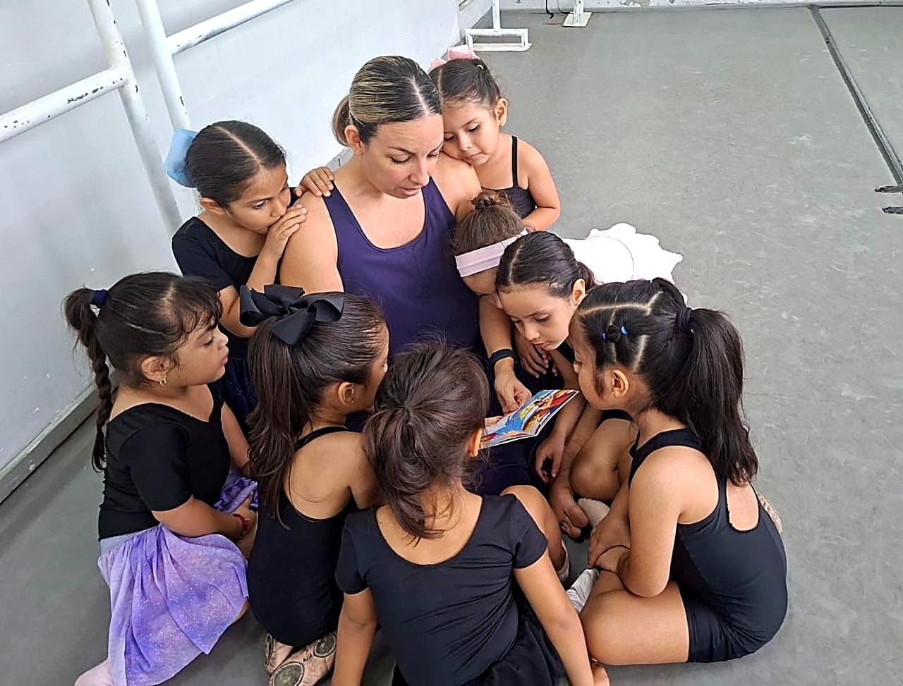 Beatriz Abreu leyéndoles un cuento a sus estudiantes en el estudio